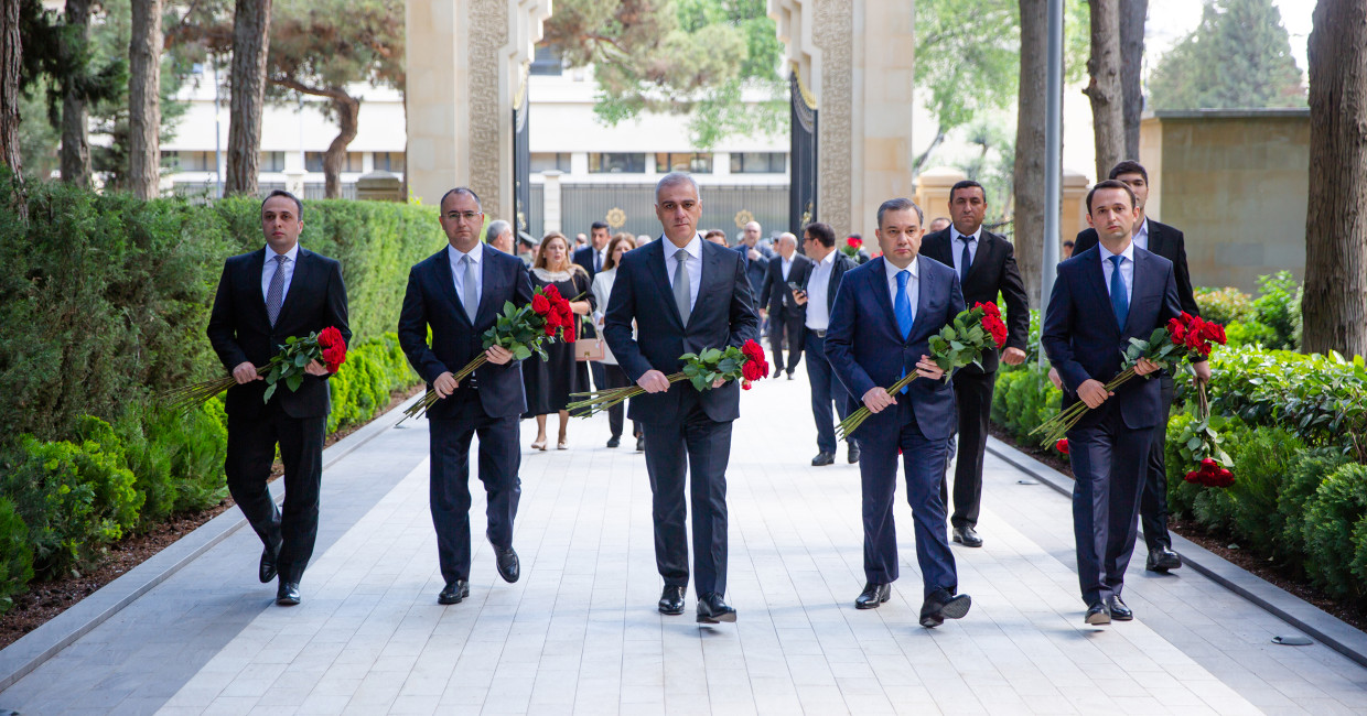 Коллектив министерства посетил могилу великого лидера Гейдара Алиева
