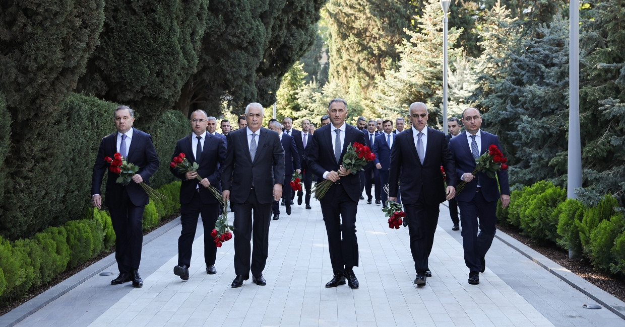 Nazirliyin kollektivi Ulu Öndər Heydər Əliyevin məzarını ziyarət edib
