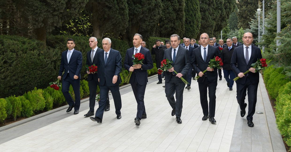Nazirliyin kollektivi Ulu Öndər Heydər Əliyevin məzarını ziyarət edib