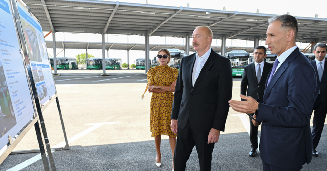 Prezident İlham Əliyev Naxçıvanda elektrik mühərrikli yeni avtobuslara baxıb, dəmir yolu infrastrukturunda aparılan yenidənqurma işləri ilə tanış olub