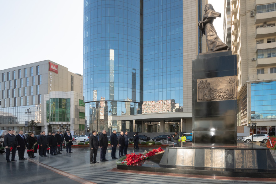 Rəqəmsal İnkişaf və Nəqliyyat Nazirliyinin kollektivi Xocalı soyqırımı abidəsini ziyarət edib