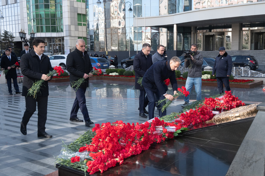 Rəqəmsal İnkişaf və Nəqliyyat Nazirliyinin kollektivi Xocalı soyqırımı abidəsini ziyarət edib