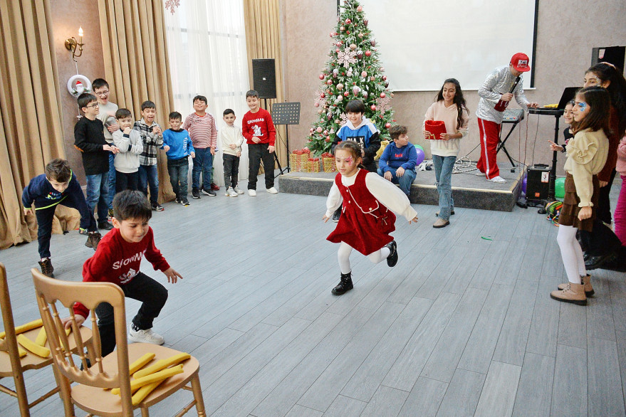 Министерство цифрового развития и транспорта организовало новогоднее празднество для детей шехидов