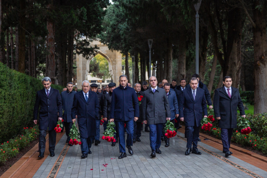 Nazirliyin kollektivi Ulu öndər Heydər Əliyevin məzarını ziyarət edib