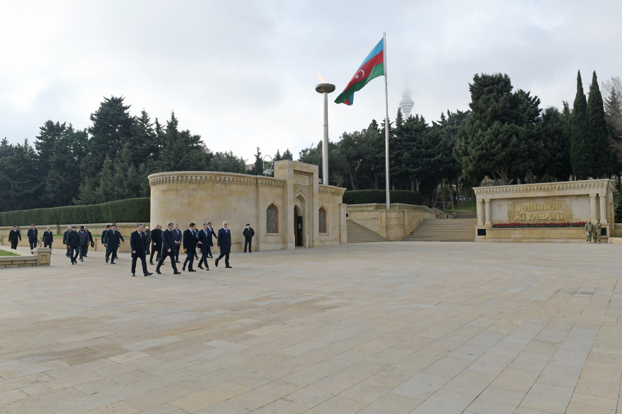 Сотрудники министерства по случаю профессионального праздника посетили могилу великого лидера Гейдара Алиева и Аллею шехидов  