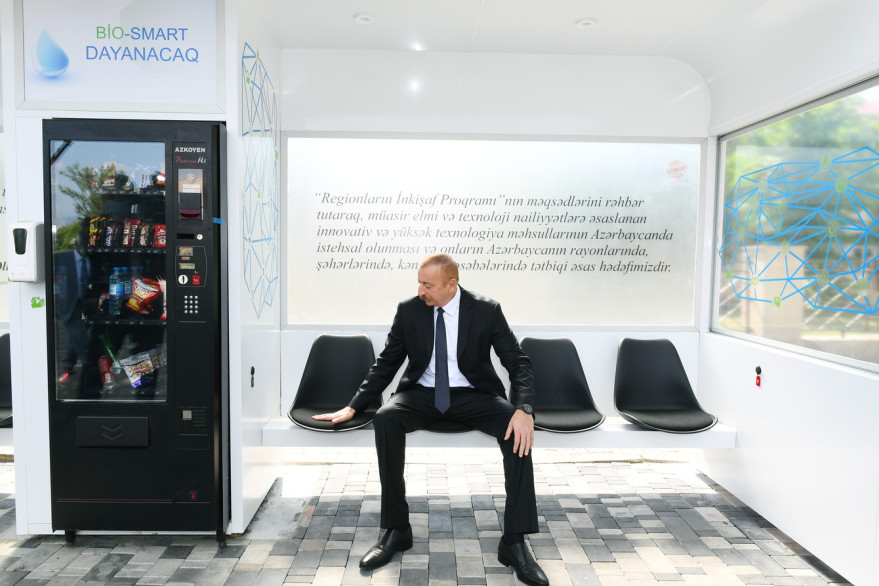 Президент Ильхам Алиев ознакомился с «умными» автобусными остановками в Исмаиллинском районе