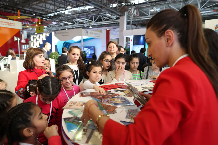 Bakıda yerləşən Uşaq evlərinin sakinləri  “Bakutel 2018” sərgisinə ekskursiya edib