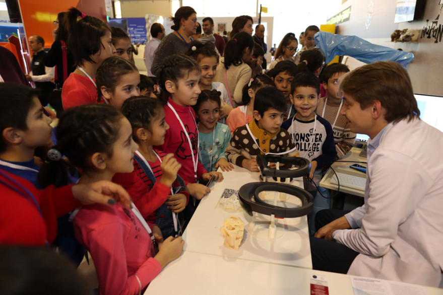 Bakıda yerləşən Uşaq evlərinin sakinləri  “Bakutel 2018” sərgisinə ekskursiya edib