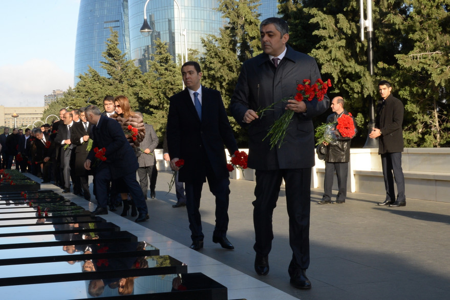 Работники сферы связи и высоких технологий по случаю профессионального праздника посетили могилу общенационального лидера Гейдара Алиева и Аллею шехидов