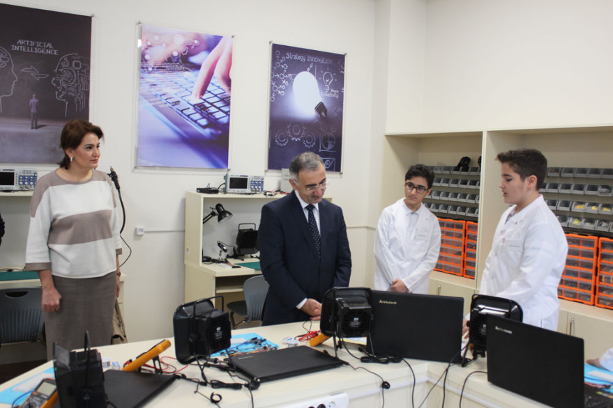 Министерство создало в 23-ей средней школе лабораторию по робототехнике