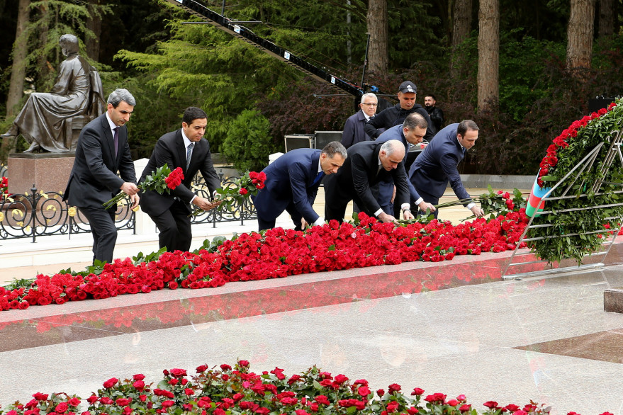 Rəqəmsal İnkişaf və Nəqliyyat Nazirliyinin rəhbərliyi və kollektivi Ulu öndər Heydər Əliyevin məzarını ziyarət edib