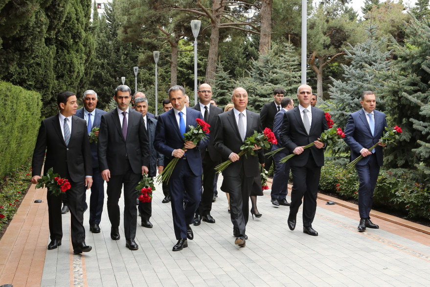 Rəqəmsal İnkişaf və Nəqliyyat Nazirliyinin rəhbərliyi və kollektivi Ulu öndər Heydər Əliyevin məzarını ziyarət edib