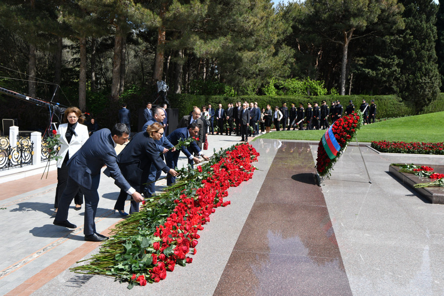 Rəqəmsal İnkişaf və Nəqliyyat Nazirliyinin rəhbərliyi və kollektivi Ulu öndər Heydər Əliyevin məzarını ziyarət edib