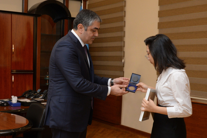 Minister hands medal to schoolgirl who took third place in international competition