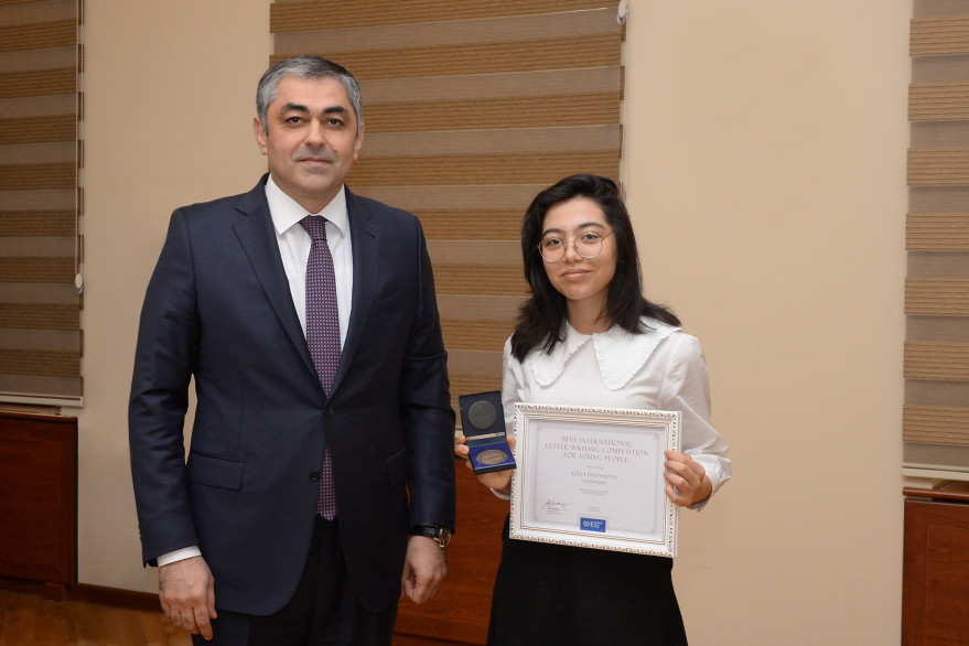Minister hands medal to schoolgirl who took third place in international competition