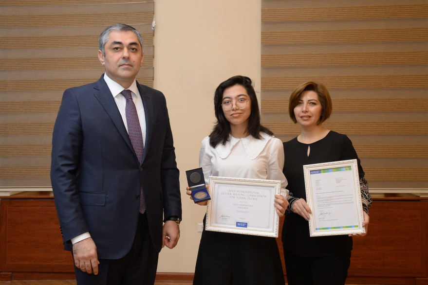 Minister hands medal to schoolgirl who took third place in international competition