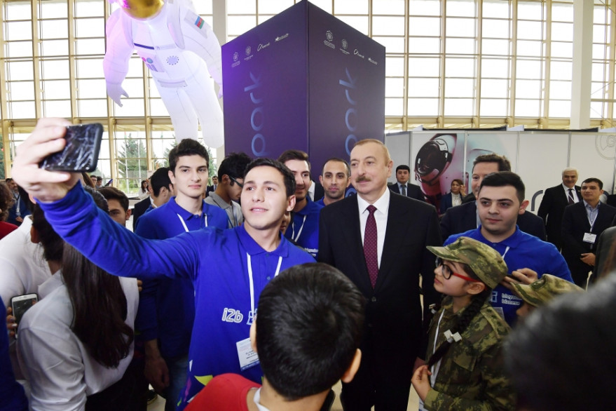 Prezident İlham Əliyev “Bakutel 2019” sərgisi ilə tanış olub