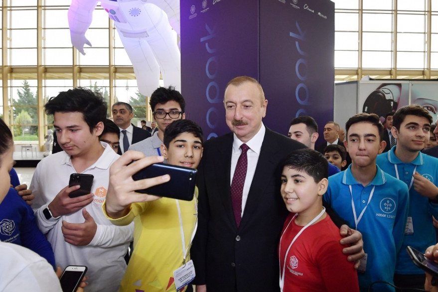 Prezident İlham Əliyev “Bakutel 2019” sərgisi ilə tanış olub