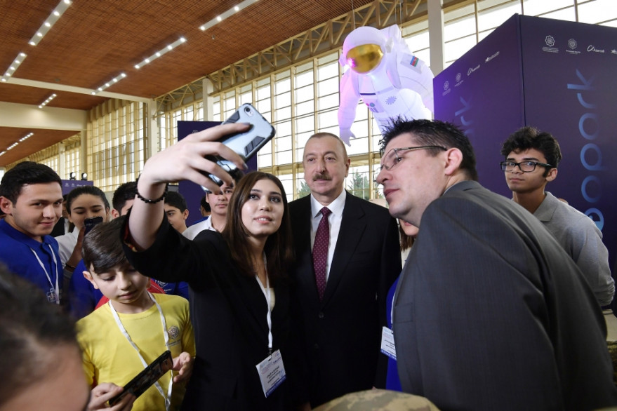 Prezident İlham Əliyev “Bakutel 2019” sərgisi ilə tanış olub