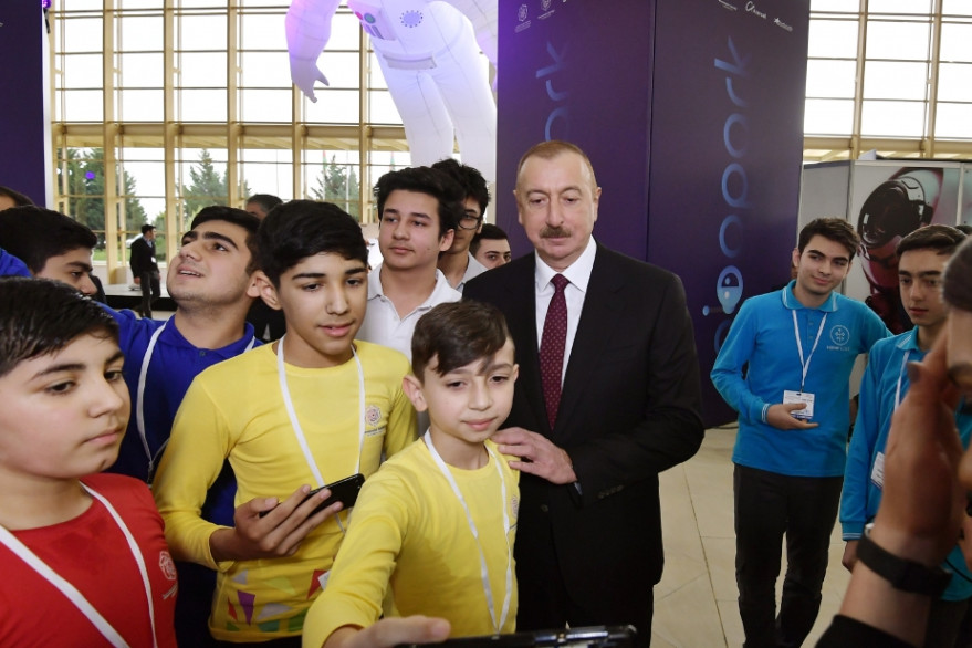 Prezident İlham Əliyev “Bakutel 2019” sərgisi ilə tanış olub