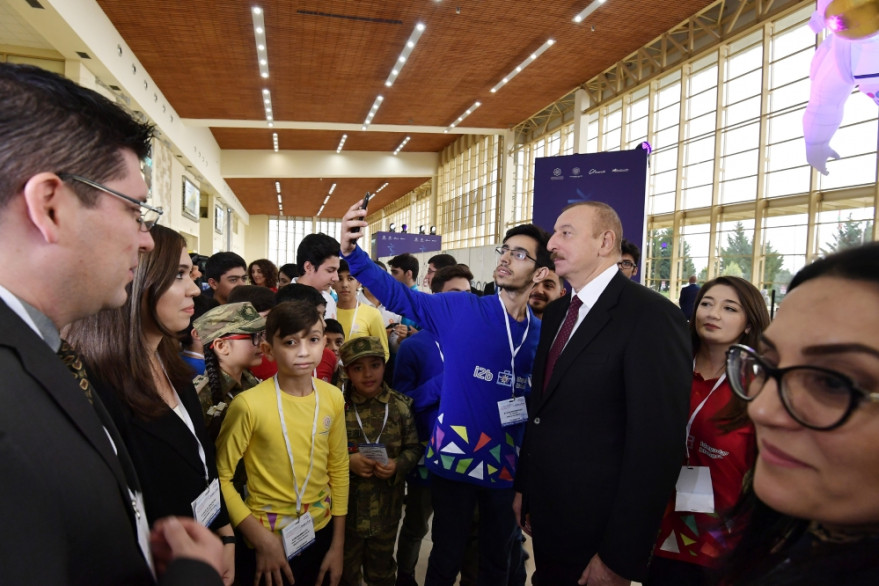 Prezident İlham Əliyev “Bakutel 2019” sərgisi ilə tanış olub
