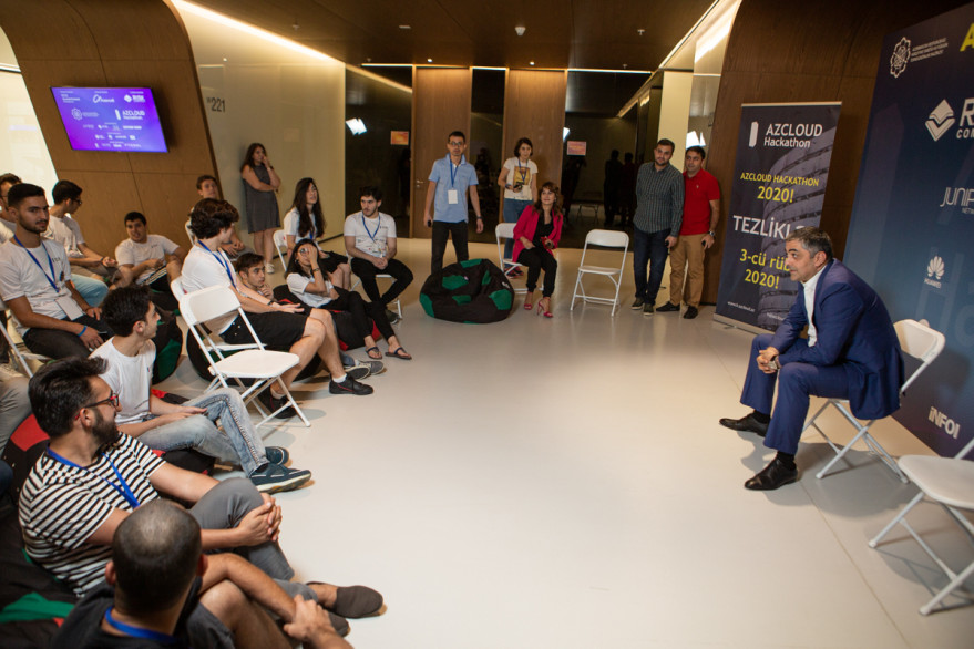 Ramin Guluzade meets with participants of AZCLOUD Hackathon 2019