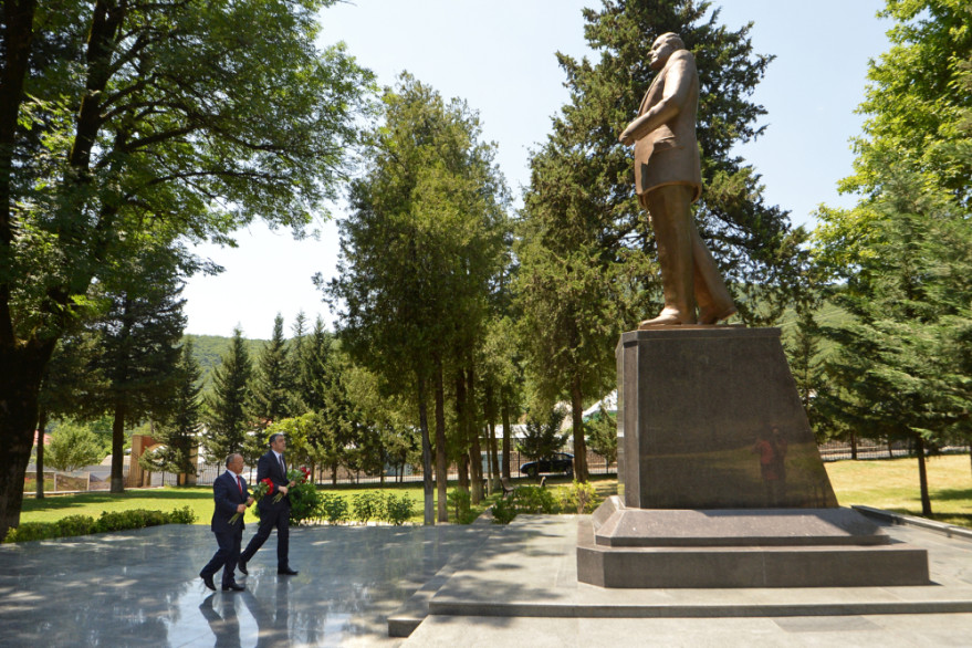 Nəqliyyat, Rabitə və Yüksək  Texnologiyalar naziri Oğuzda, nazirin birinci müavini  Qəbələdə vətəndaşları qəbul edib