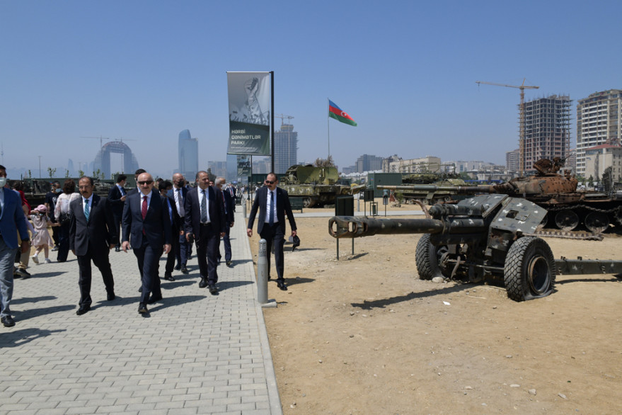 Turkish minister of transport and infrastructure visited Alley of Honors and Alley of Martyrs