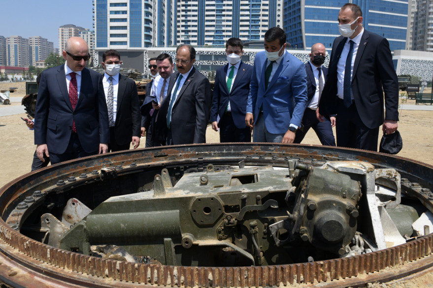 Turkish minister of transport and infrastructure visited Alley of Honors and Alley of Martyrs