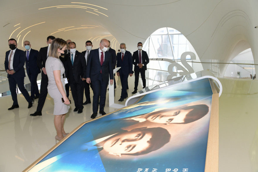 Turkish minister of transport and infrastructure visited Alley of Honors and Alley of Martyrs