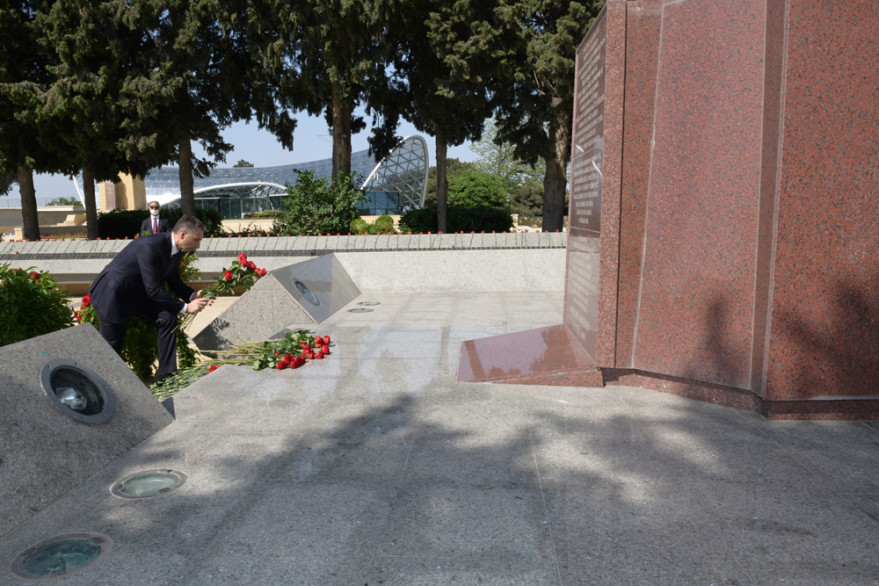 Turkish minister of transport and infrastructure visited Alley of Honors and Alley of Martyrs