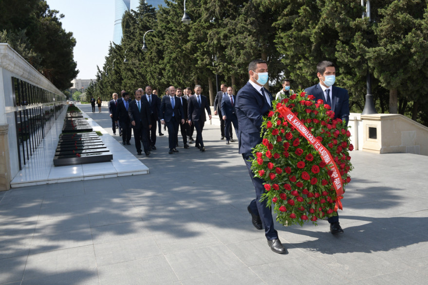 Turkish minister of transport and infrastructure visited Alley of Honors and Alley of Martyrs