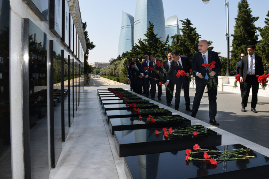 Turkish minister of transport and infrastructure visited Alley of Honors and Alley of Martyrs