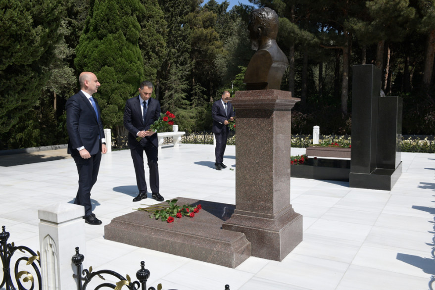 Turkish minister of transport and infrastructure visited Alley of Honors and Alley of Martyrs