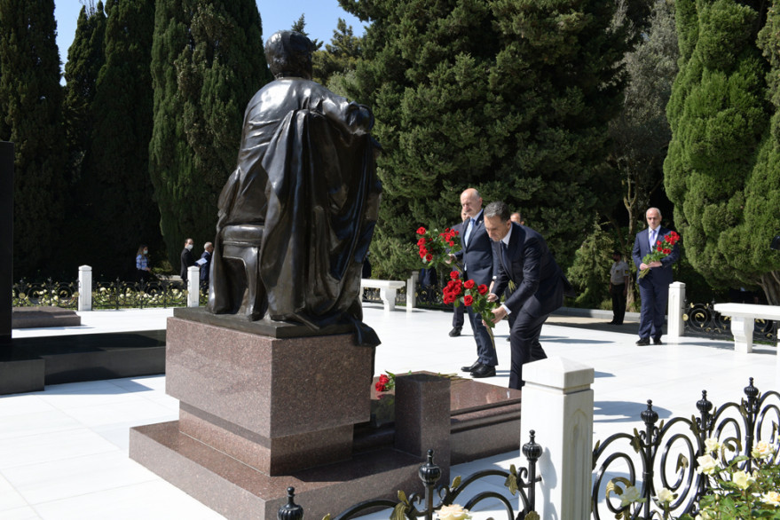 Turkish minister of transport and infrastructure visited Alley of Honors and Alley of Martyrs