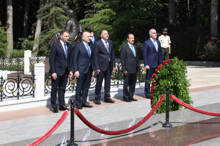 Turkish minister of transport and infrastructure visited Alley of Honors and Alley of Martyrs
