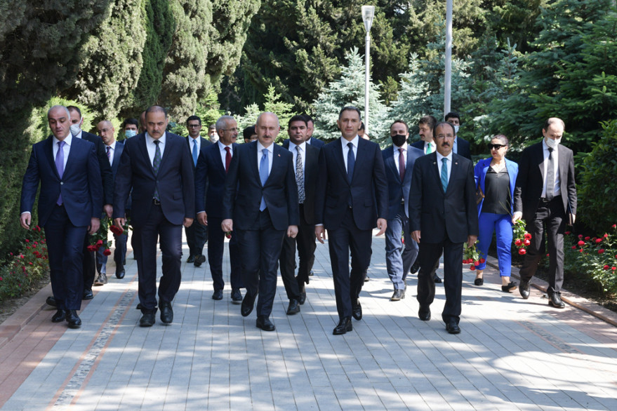Turkish minister of transport and infrastructure visited Alley of Honors and Alley of Martyrs