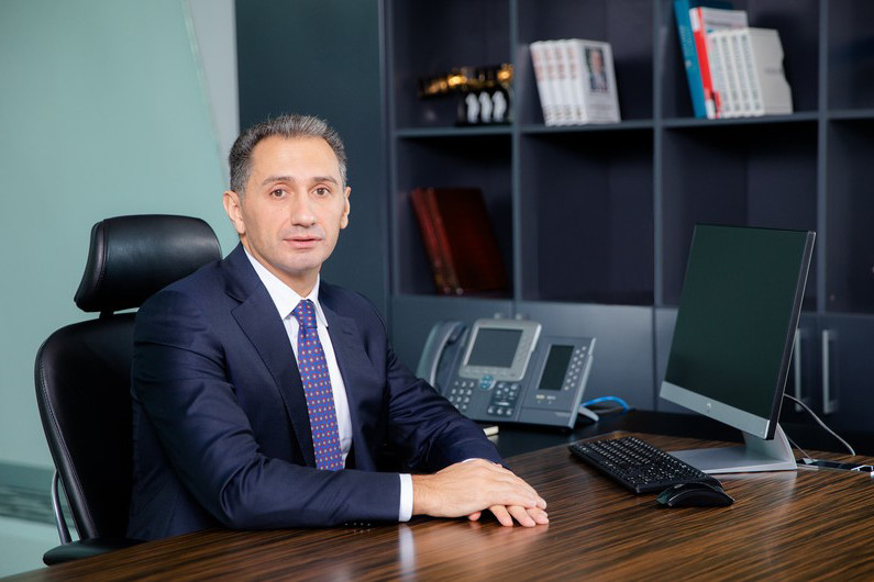 Nəqliyyat, rabitə və yüksək texnologiyalar naziri Rəşad Nəbiyev kollektivə təqdim olunub