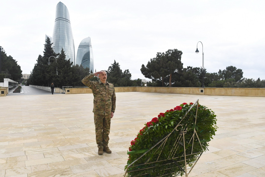 Ильхам Алиев и первая леди Мехрибан Алиева посетили Аллею почетного захоронения и Шехидляр хиябаны