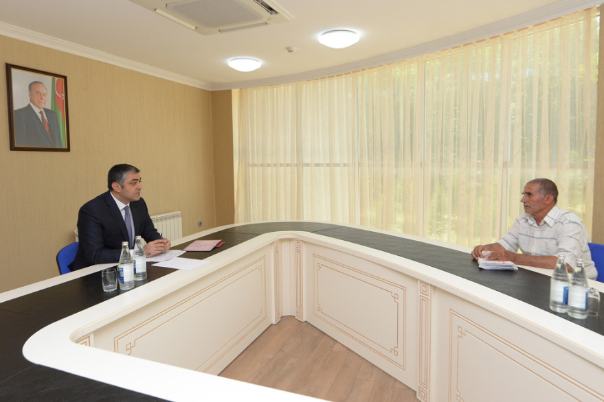 Министр транспорта, связи и высоких технологий встретился с гражданами в Гусаре