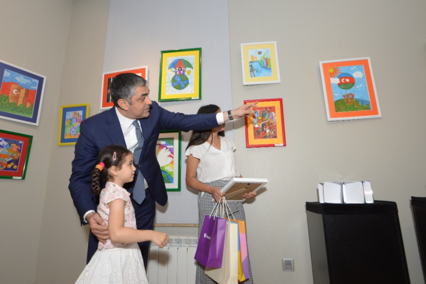 «Азермарка» изготовила почтовые открытки из детских рисунков
