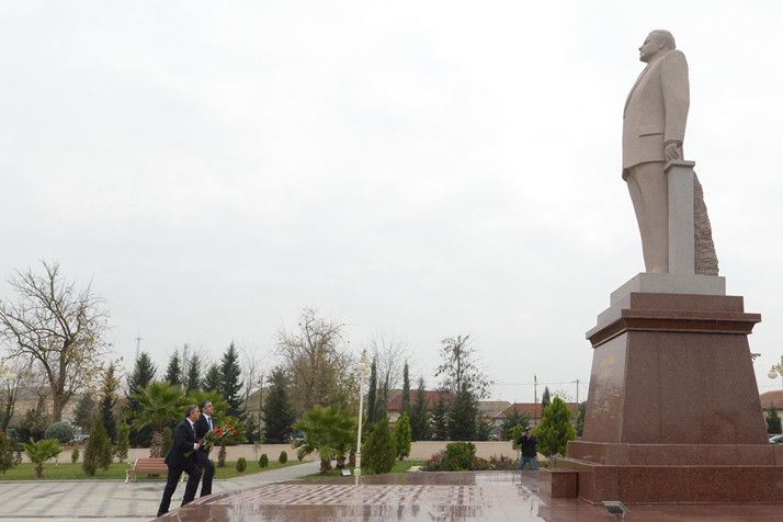 Nəqliyyat, rabitə və yüksək texnologiyalar naziri Ramin Quluzadə Salyanda vətəndaşlarla görüşüb