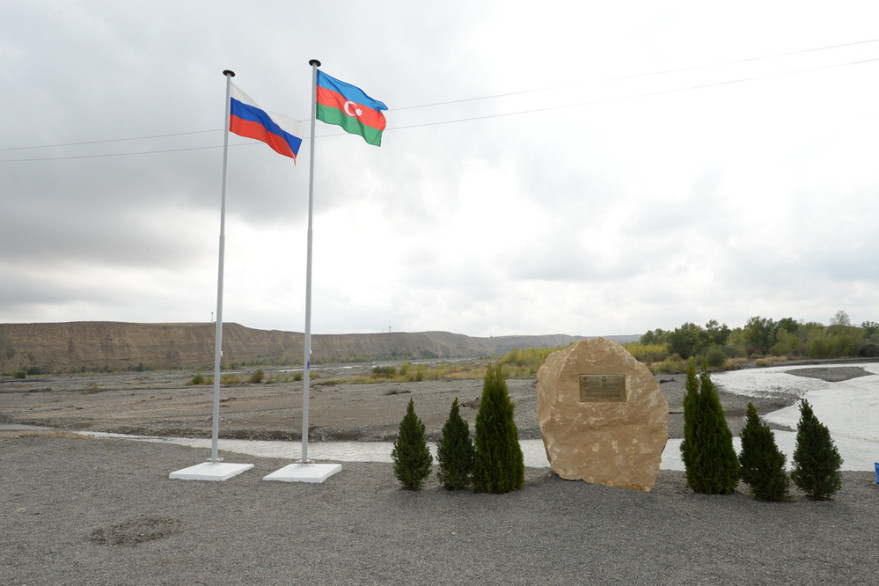 На азербайджано-российской границе заложен фундамент автомобильного моста через реку Самур  