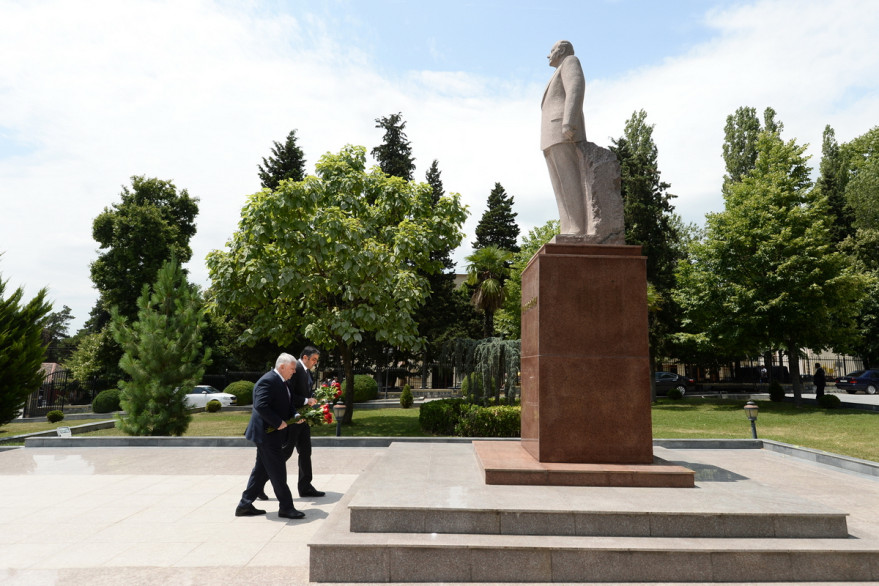 Большинство вопросов, затронутых гражданами на приеме министра в Шеки, решено на месте 