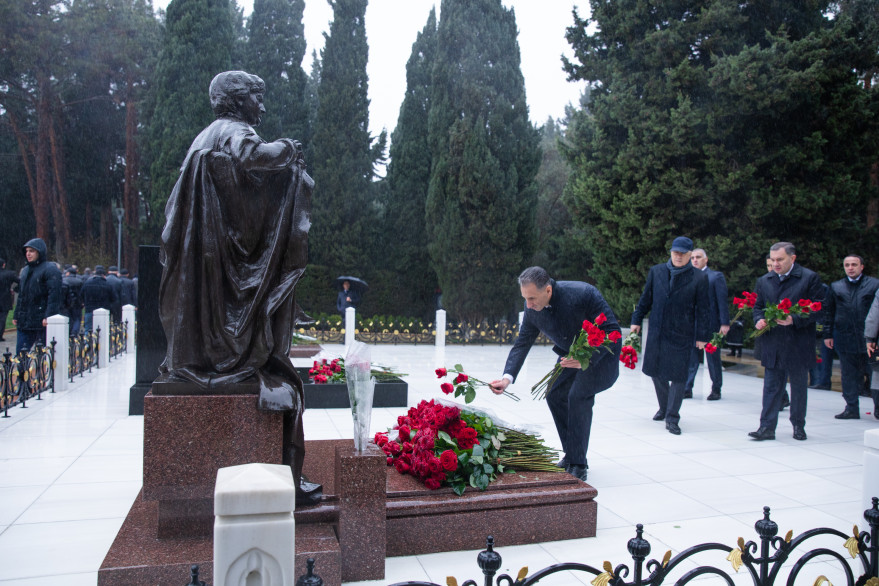 Nazirliyin kollektivi Ulu Öndər Heydər Əliyevin məzarını ziyarət edib