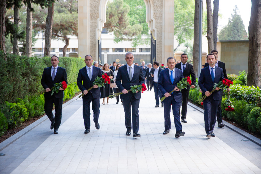 Staff of Ministry of Digital Development and Transport visit tomb of Great Leader Heydar Aliyev