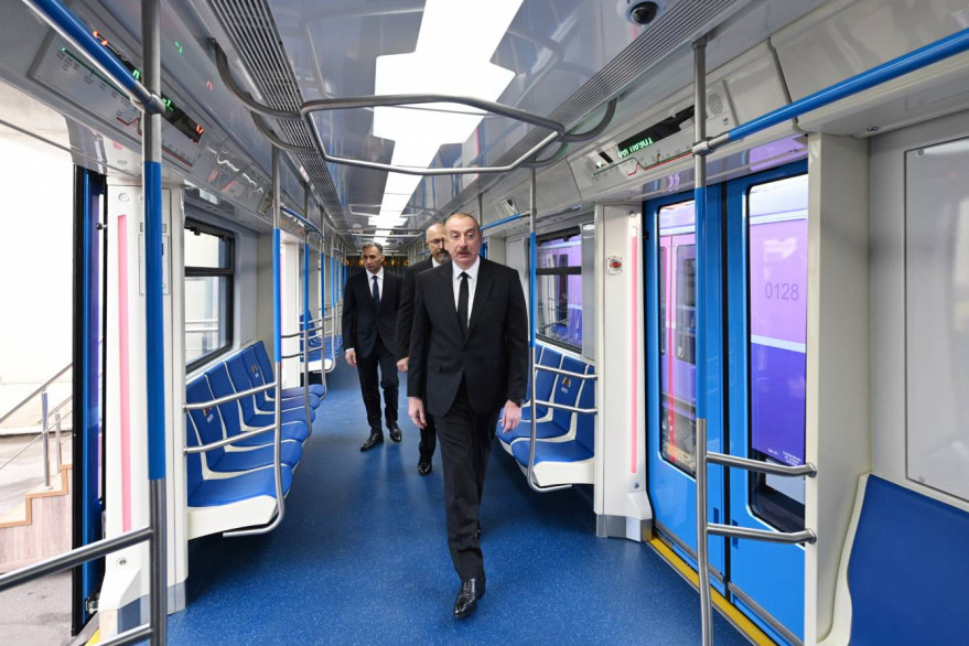 İlham Əliyev Bakıda komplektləşdirilən yeni nəsil metro qatarları ilə tanış olub