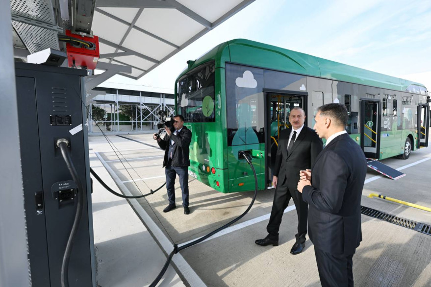 İlham Əliyev Zığ Elektrik Avtobus Parkının fəaliyyəti ilə tanış olub