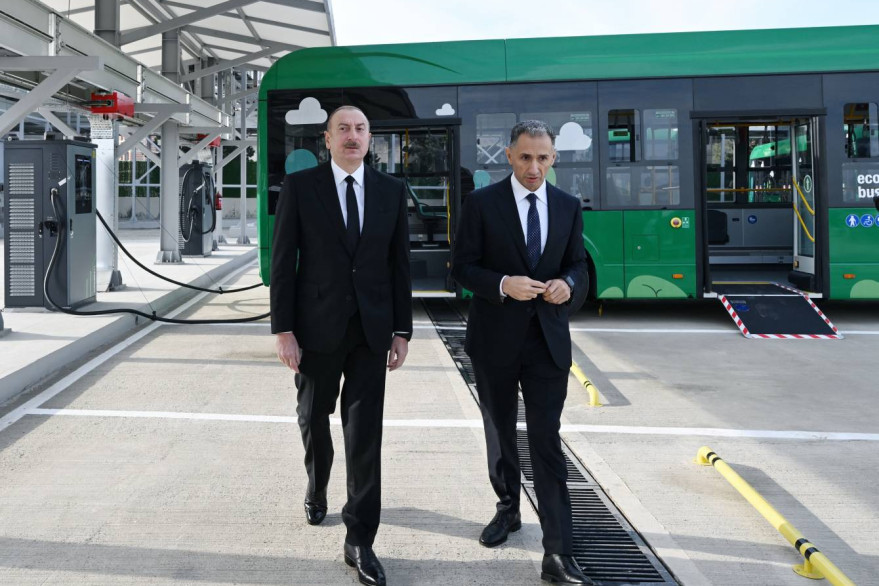 İlham Əliyev Zığ Elektrik Avtobus Parkının fəaliyyəti ilə tanış olub