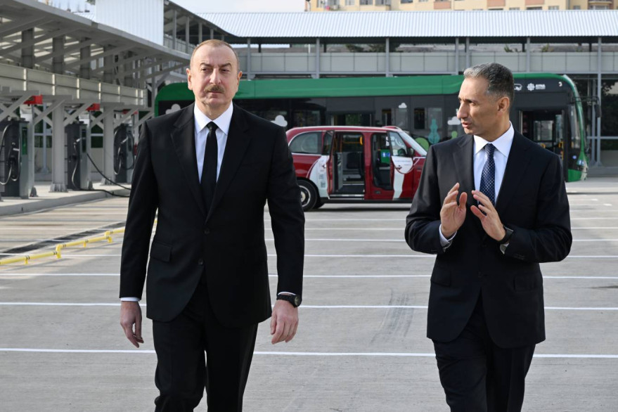 İlham Əliyev Zığ Elektrik Avtobus Parkının fəaliyyəti ilə tanış olub